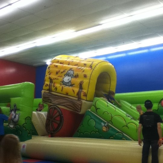 รูปภาพถ่ายที่ Locomotion Inflatable Play โดย ᴡ D. เมื่อ 3/31/2012