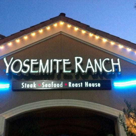 Foto tirada no(a) Yosemite Ranch Steak, Fish, Bar por David J. F. em 12/23/2011