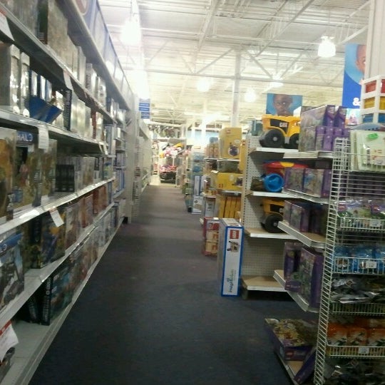 Photo taken at Toys"R"Us by Viktoria F. on 7/30/2012