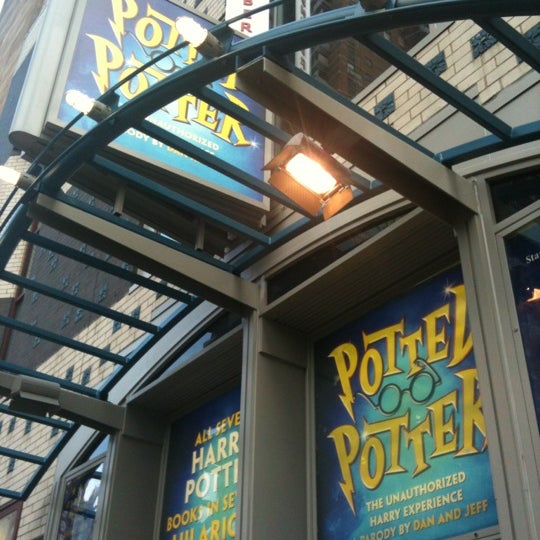 Foto diambil di Potted Potter at The Little Shubert Theatre oleh Brittni P. pada 5/23/2012