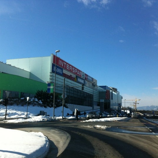 Foto scattata a Shopping center Europark Maribor da Tomassio R. il 2/15/2012