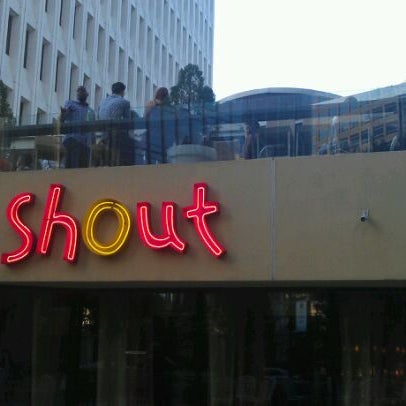 Foto tomada en Shout! Restaurant &amp; Lounge  por Sunny W. el 6/3/2012