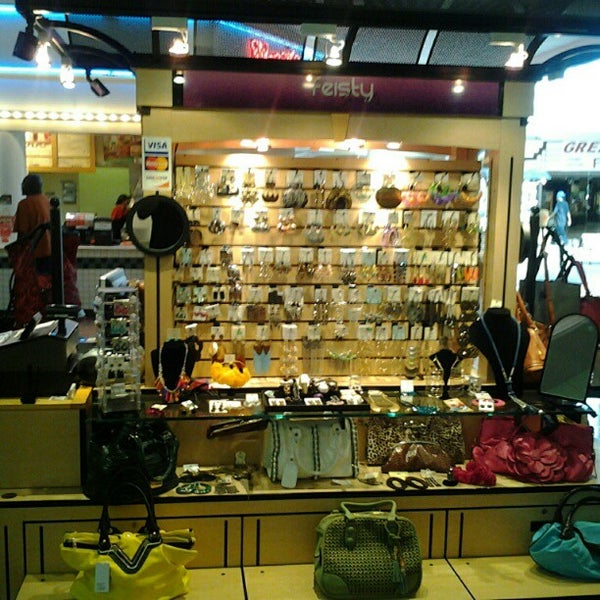 Foto scattata a North DeKalb Mall da Silent D. il 5/6/2012