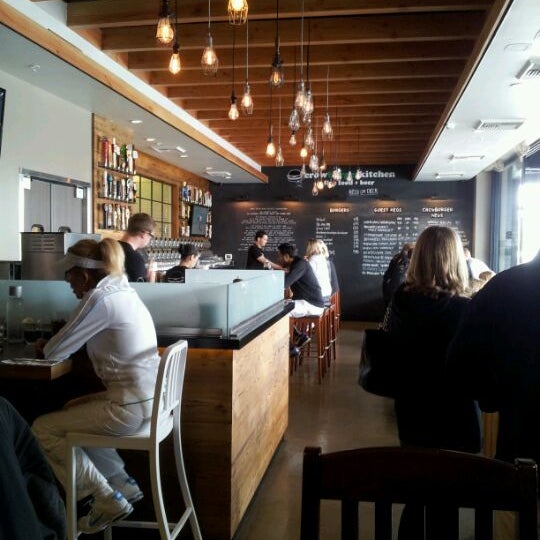 3/31/2012에 Eduardo E.님이 Crow Burger Kitchen에서 찍은 사진