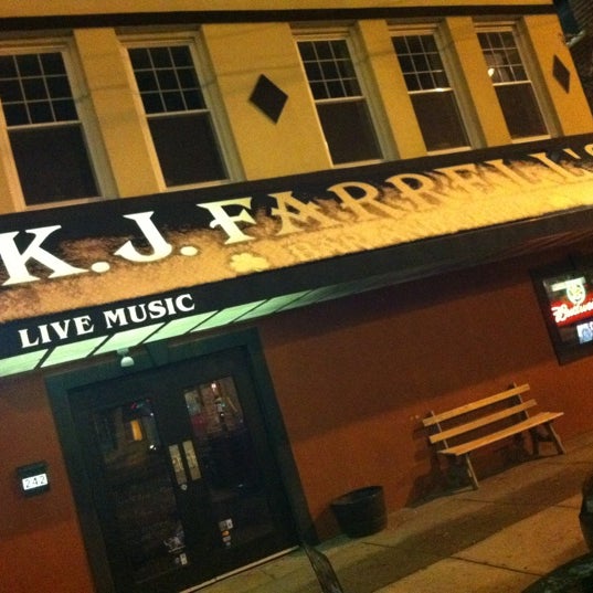 Foto scattata a KJ Farrell&#39;s Bar &amp; Grill da Richard E. il 1/22/2012