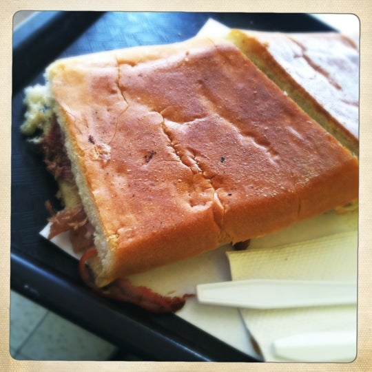 Foto tirada no(a) Caliente Cuban Sandwich por C D. em 3/20/2012