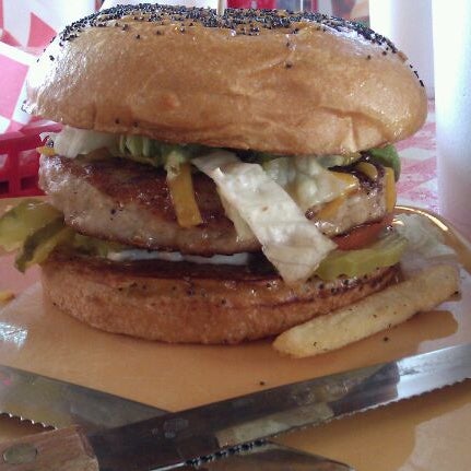 Foto diambil di Chip&#39;s Old Fashioned Hamburgers oleh Lindsay G. pada 1/20/2012