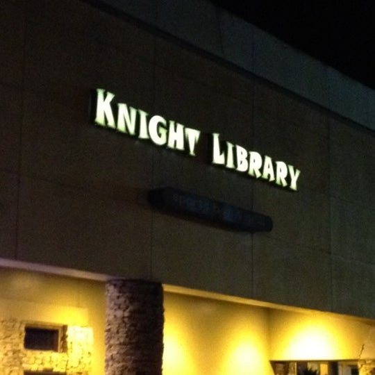 Foto diambil di Knight Library Sports Bar &amp; Grill oleh JD B. pada 7/12/2012