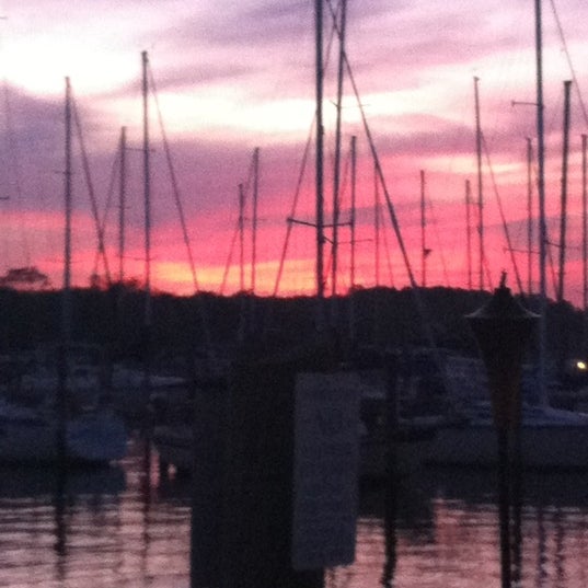 Foto diambil di Sunset Cove oleh Laura K. pada 4/30/2012