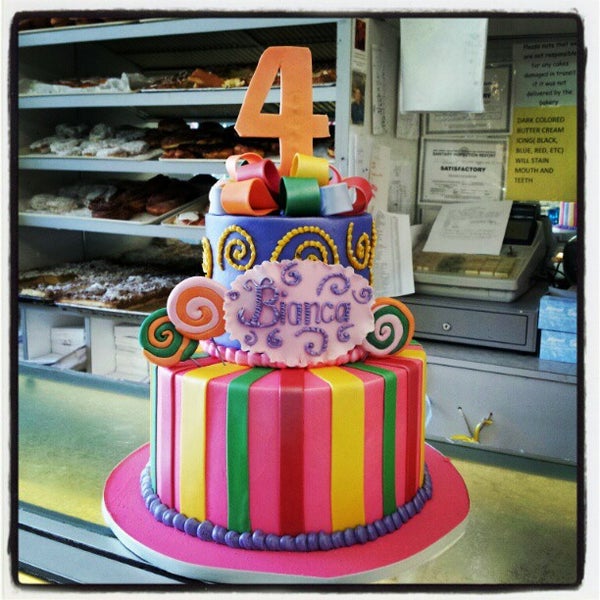 Снимок сделан в Palermo&#39;s Bakery пользователем gio613 8/26/2012