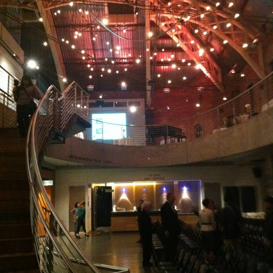 Foto tirada no(a) Portland Center Stage por Jacob R. em 11/13/2011