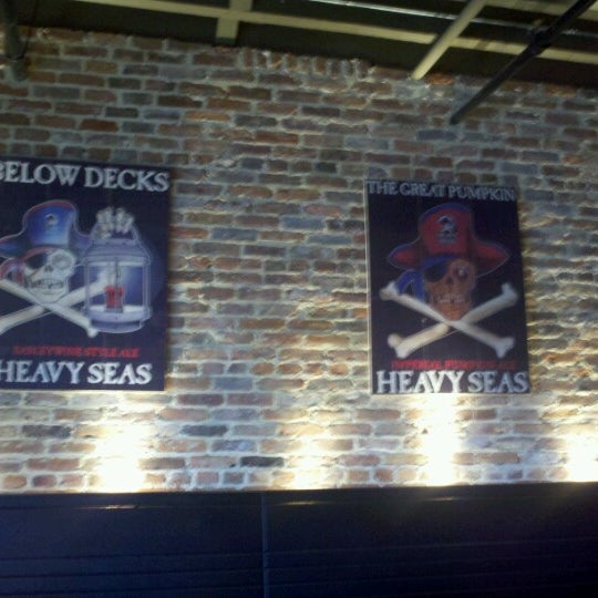 รูปภาพถ่ายที่ Heavy Seas Alehouse โดย Brian M. เมื่อ 6/13/2012