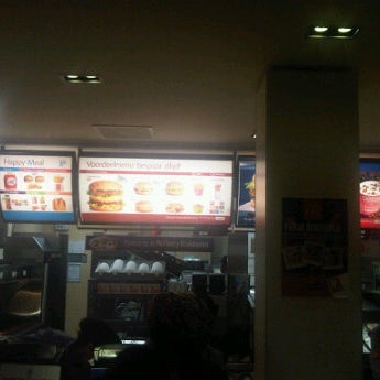 รูปภาพถ่ายที่ McDonald&#39;s โดย Miss T. เมื่อ 12/3/2011
