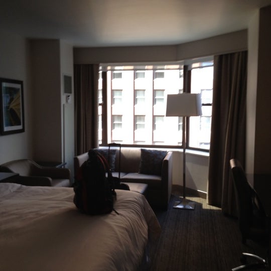 Das Foto wurde bei The New York Helmsley Hotel von Tan P. am 6/23/2012 aufgenommen