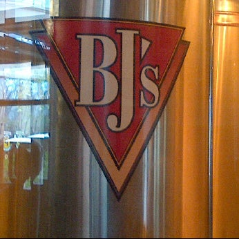 รูปภาพถ่ายที่ BJ&#39;s Restaurant &amp; Brewhouse โดย Randy B. เมื่อ 12/17/2011