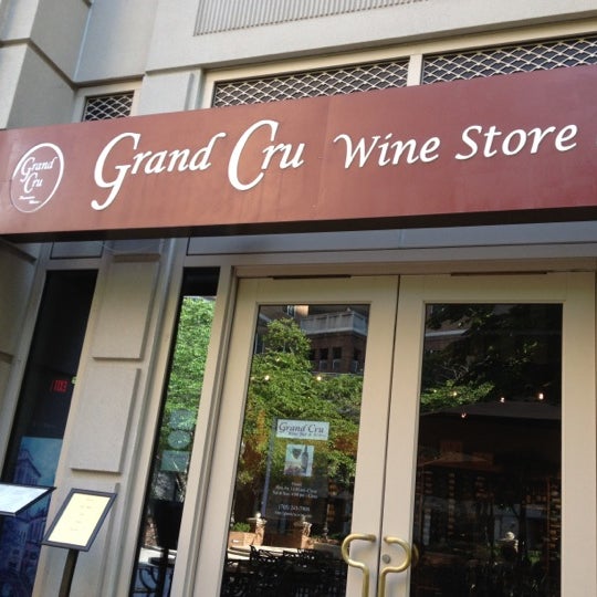 Снимок сделан в Grand Cru Wine Bar and Cafe пользователем K 6/8/2012