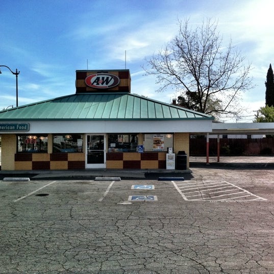 รูปภาพถ่ายที่ A&amp;W Restaurant โดย Tad M. เมื่อ 4/16/2011