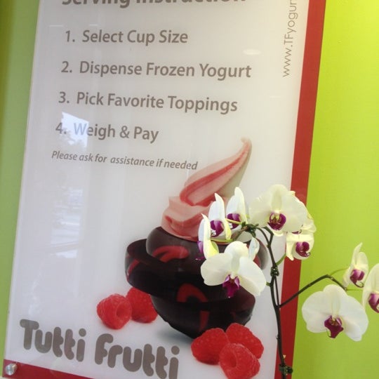 รูปภาพถ่ายที่ Tutti Frutti Frozen Yogurt โดย Joe G. เมื่อ 2/16/2012