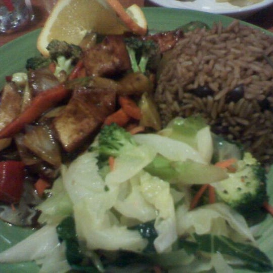 Foto diambil di Derrick&#39;s Jamaican Restaurant oleh Jumane R. pada 12/11/2011