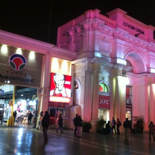 รูปภาพถ่ายที่ Mall Paseo Arauco Estación โดย Pablo R. เมื่อ 4/26/2012
