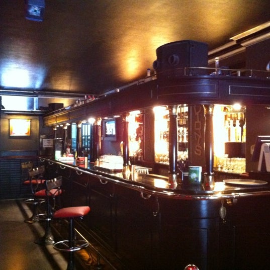 Foto tomada en Dioni&#39;s Pub  por Dani O. el 5/24/2012