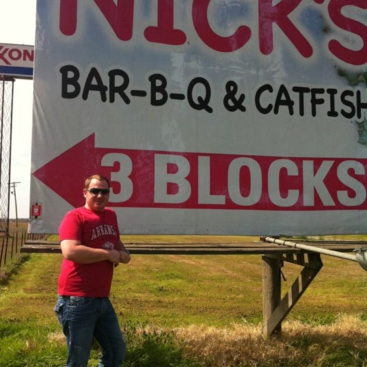 รูปภาพถ่ายที่ Nick&#39;s BBQ &amp; Catfish โดย Jennifer J. เมื่อ 3/20/2011