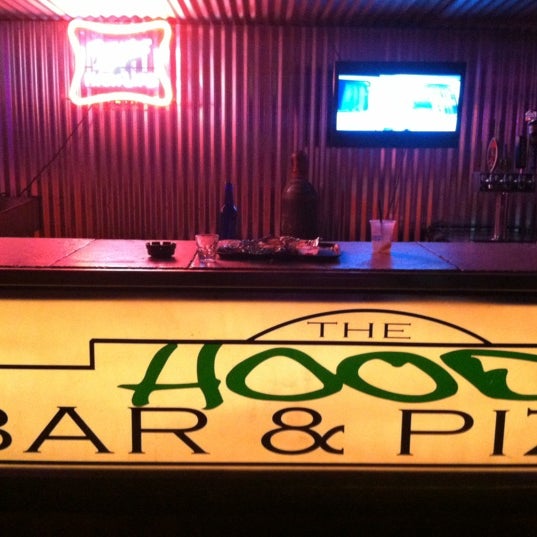 Foto diambil di Hood Bar &amp; Pizza oleh Uriel G. pada 4/15/2012