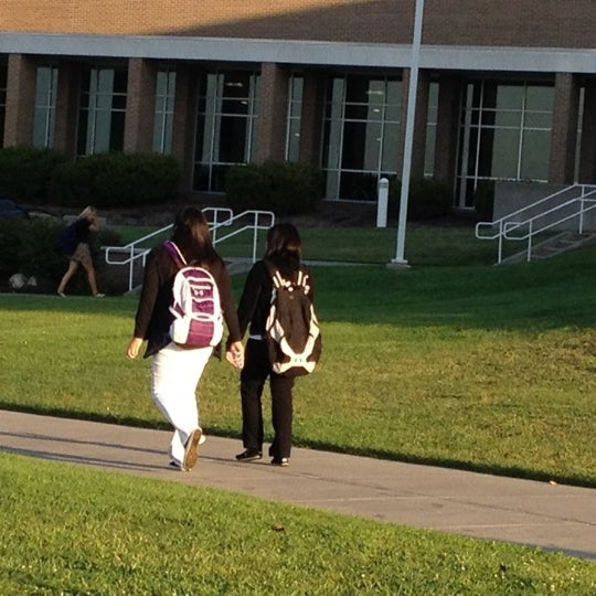 Сто шагов до старших классов. 100 шагов сериал. He s a high school. Origawa sayu. Классный мюзикл мюзикл 2019.