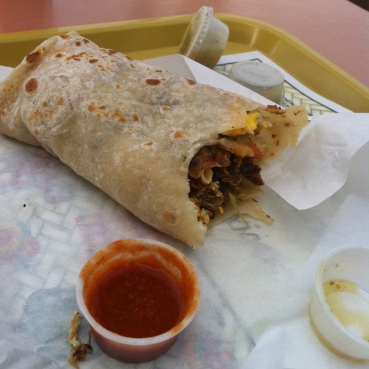 รูปภาพถ่ายที่ Roberto&#39;s Taco - Del Mar โดย Ryan R. เมื่อ 4/13/2012