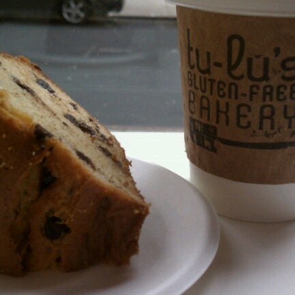 Foto diambil di Tu-Lu&#39;s Gluten Free Bakery oleh Rachel Z. pada 7/28/2012