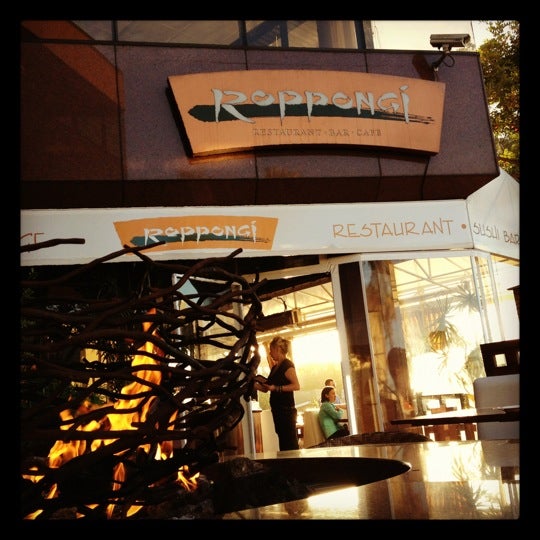 4/10/2012 tarihinde Dan D.ziyaretçi tarafından Roppongi Restaurant &amp; Sushi Bar'de çekilen fotoğraf