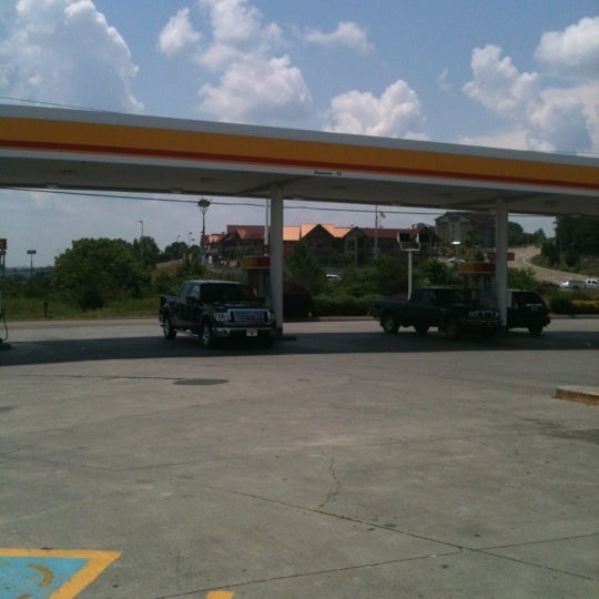 รูปภาพถ่ายที่ Shell โดย Tony 🇺🇸 S. เมื่อ 5/21/2012