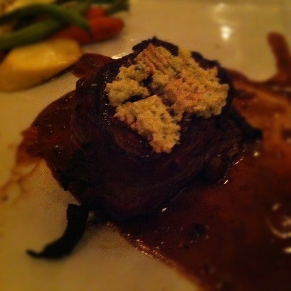 Снимок сделан в Shiloh&#39;s Steak House пользователем Uri K. 3/2/2012