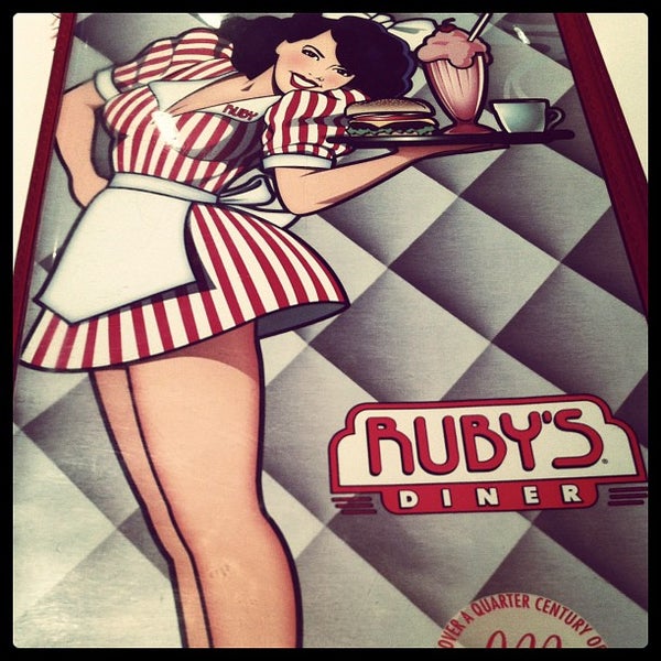 รูปภาพถ่ายที่ Ruby&#39;s Diner โดย Isabella A. เมื่อ 8/21/2012