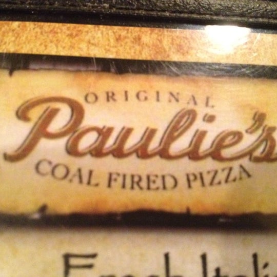 Foto tomada en Paulie&#39;s Coal Fired Pizza  por Sean C. el 8/15/2012