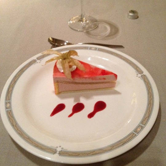 Das Foto wurde bei Avalon Restaurant von Emil O. am 3/1/2012 aufgenommen