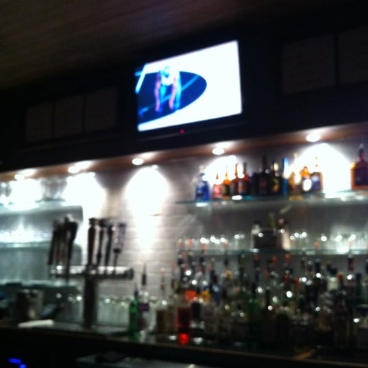 Foto scattata a Commonwealth Restaurant &amp; Skybar da A. O. il 5/30/2012