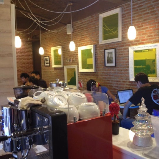 Photo prise au Brown Berry Cafe &amp; Workspace (บราวน์เบอร์รี่) par Taey S. le3/26/2012