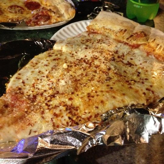 Foto diambil di Jumbo Slice Pizza oleh ben m. pada 5/14/2012