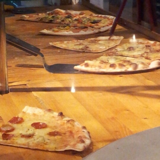 รูปภาพถ่ายที่ Messié Pizza โดย Pelija เมื่อ 7/28/2012