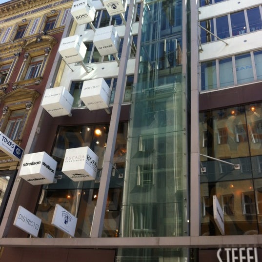 Foto tirada no(a) Steffl Department Store por Serega em 9/8/2012
