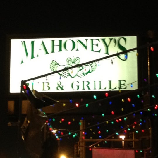 Photo taken at Mahoney&#39;s Pub &amp; Grille by Luana C. on 9/1/2012