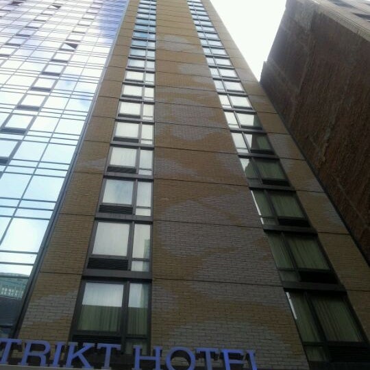Photo taken at Distrikt Hotel by Olivier G. on 4/11/2012