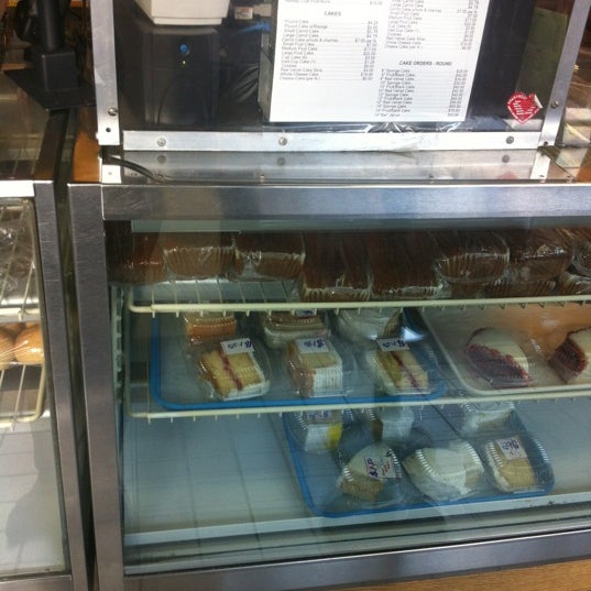 Foto diambil di Allan&#39;s Bakery oleh Lisa♥ D. pada 6/6/2012