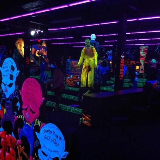 Photo prise au Monster Mini Golf par Danielle M. le5/12/2012