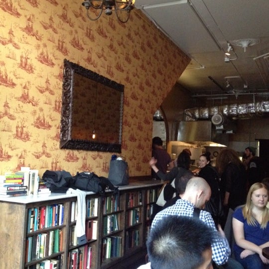 3/31/2012にRahaがTwo Sisters Bar &amp; Booksで撮った写真