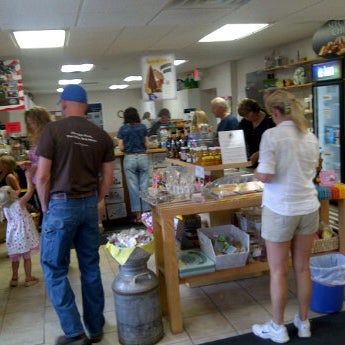 Foto scattata a Ellsworth Cooperative Creamery da Ken K. il 6/23/2012