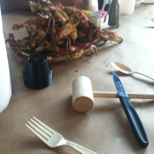 Foto diambil di Suicide Bridge Restaurant oleh Cate M. pada 6/20/2012