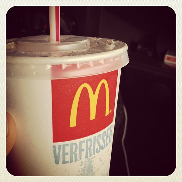 รูปภาพถ่ายที่ McDonald&#39;s โดย Rens P. เมื่อ 3/4/2012