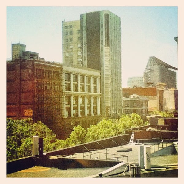 รูปภาพถ่ายที่ Hotel Metropolis โดย Peter M. เมื่อ 5/4/2012